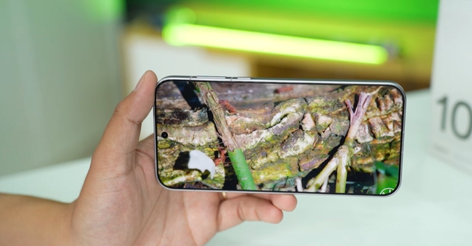 Màn hình 144Hz của Find X10 Pro Max hiển thị hình ảnh HDR rực rỡ dưới ánh nắng.