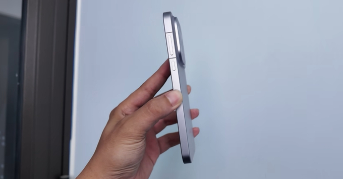 Cảnh góc nghiêng của OPPO Find X10 Pro Max cho thấy độ mỏng và phím chụp ảnh chuyên dụng.