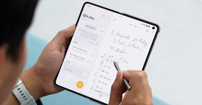 Samsung Galaxy Z Fold8 Ultra mở màn hình lớn hiển thị các tính năng Galaxy AI thông minh