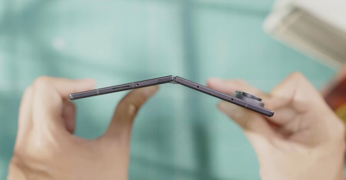 Độ mỏng khó tin chỉ 4.1mm khi mở ra, giúp Z Fold8 Ultra trở thành chiếc smartphone gập tinh tế nhất