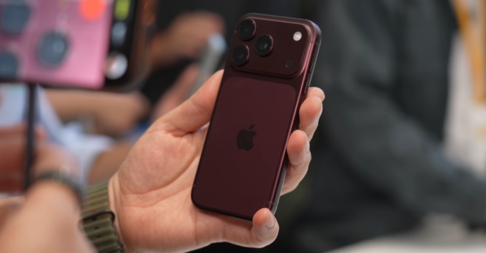 Thiết kế đẳng cấp của iPhone 18 Pro phiên bản màu Đỏ Rượu Vang Burgundy mới lạ