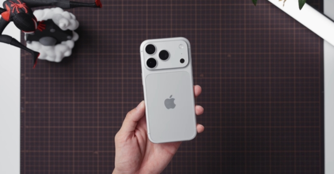 Thiết kế mặt sau tinh tế của iPhone 18 Pro màu Trắng Bạc tại Di Động Mỹ