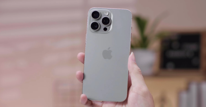 iPhone 15 Pro thiết kế khung viền Titanium sang trọng, bền bỉ và trọng lượng nhẹ