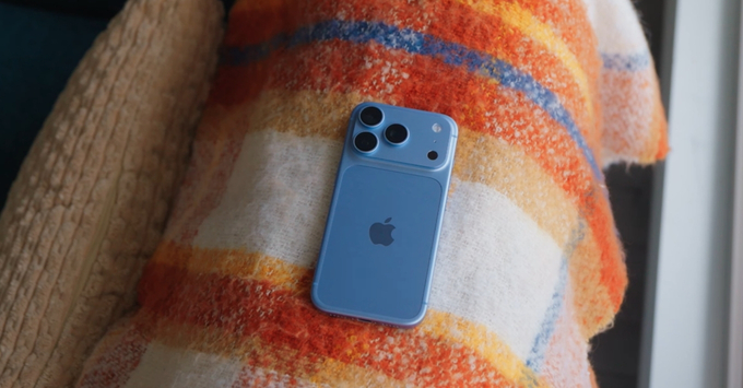 Cận cảnh thiết kế sang trọng của iPhone 18 Pro với khung viền titan và cụm camera 3 ống kính.