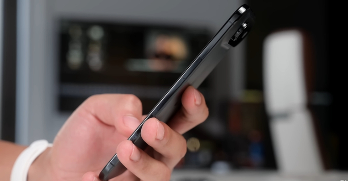 iPhone Air trong góc nghiêng để thấy độ mỏng ấn tượng.