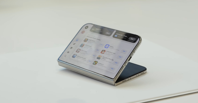 Giao diện iOS 27 mượt mà trên màn hình gập iPhone Duo