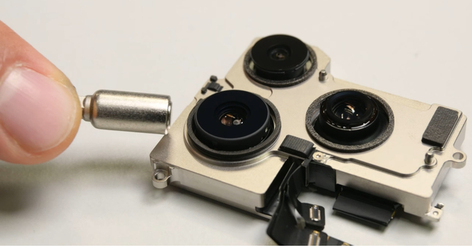 Hệ thống 6 lá khẩu cơ học tinh vi trên cụm camera chính, một bước tiến công nghệ nhưng cũng là thách thức lớn nếu xảy ra hỏng hóc.