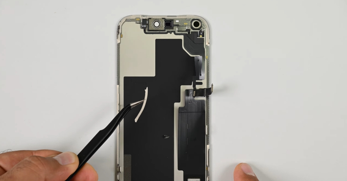 Sự khác biệt iPhone 18 Pro trong cách bố trí linh kiện có viên pin được điều chỉnh kích thước để tối ưu không gian bên trong máy.