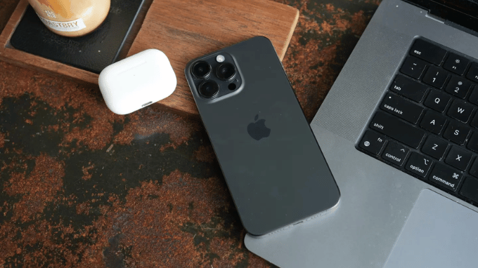 Khung titan nhẹ trên iPhone 15 Pro Max