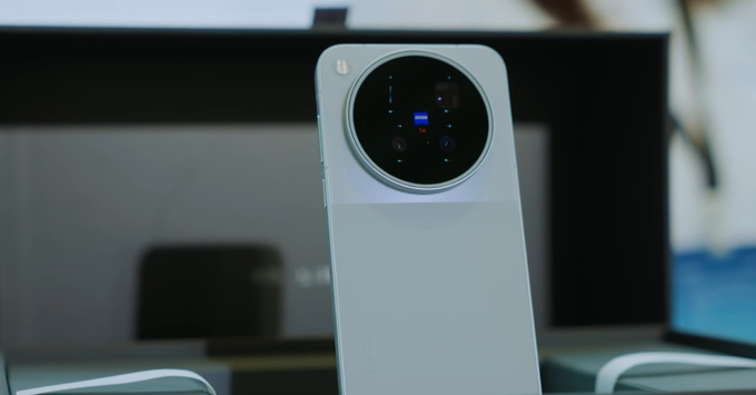 Hệ thống ống kính hợp tác cùng Zeiss với tâm điểm là camera tele tiềm vọng 200MP, mở ra chuẩn mực mới cho nhiếp ảnh di động.