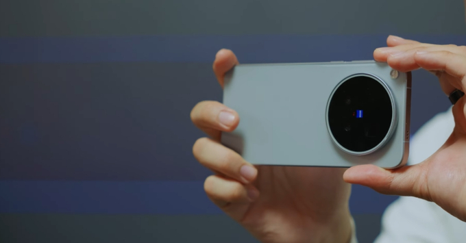 Khả năng quay LOG 10-bit và xuất video 4K 120fps biến chiếc điện thoại thành studio di động cho các nhà sáng tạo.
