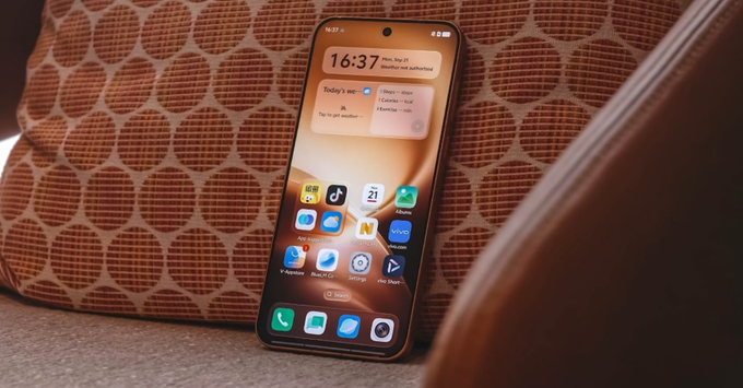 Màn hình 6.85 inch với độ sáng 4.400 nits giúp Vivo X500 Pro Max hiển thị rõ nét ngay cả dưới nắng gắt.