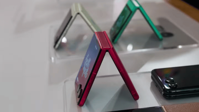 Motorola Razr 60 Pro nhỏ gọn nhưng vẫn giữ màn hình ngoài hữu dụng