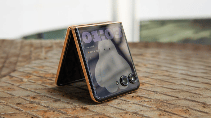 Razr 60 Pro ưu tiên thân máy gọn hơn dung lượng pin thật lớn