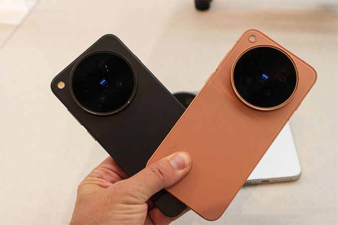 Hai máy đều có pin 8.000mAh