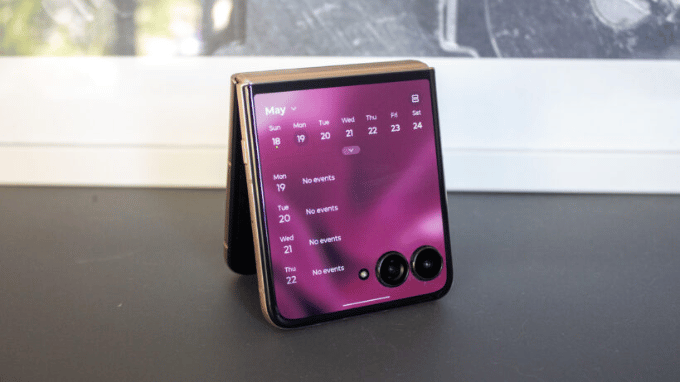 Razr 60 Pro tạo khác biệt bằng cách sử dụng hai màn hình