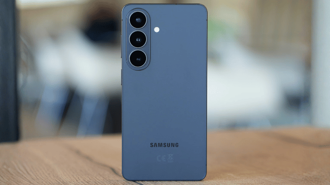 Galaxy S26 nhỏ gọn và nhẹ tay