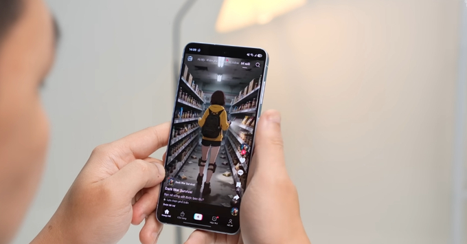 Trải nghiệm lướt web và mạng xã hội mượt mà trên Samsung Galaxy S26 FE với thời lượng pin bền bỉ.