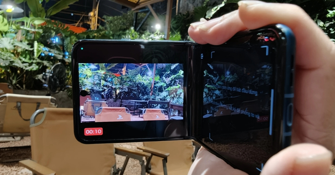 Chế độ Camcorder biến điện thoại thành máy quay chuyên nghiệp với thao tác cầm nắm chắc chắn.