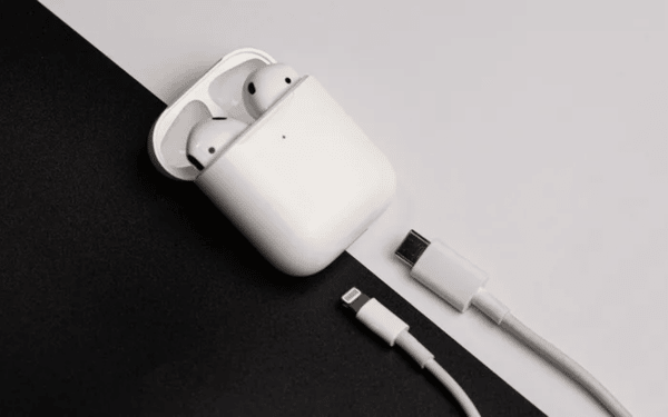 Nên sạc AirPods không dây hay bằng cáp USB để pin bền hơn?