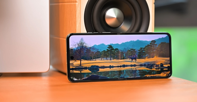 Với hệ thống loa kép đạt chuẩn Dolby Atmos, Razr 60 Pro biến thành