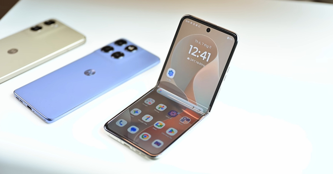 Thiết kế mặt lưng da sinh học cùng cơ chế bản lề giọt nước giúp Motorola Razr 60 Pro trở thành món phụ kiện thời trang đầy đẳng cấp.