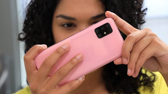 Galaxy A51 5G chiếm ưu thế hơn với hệ thống 4 camera