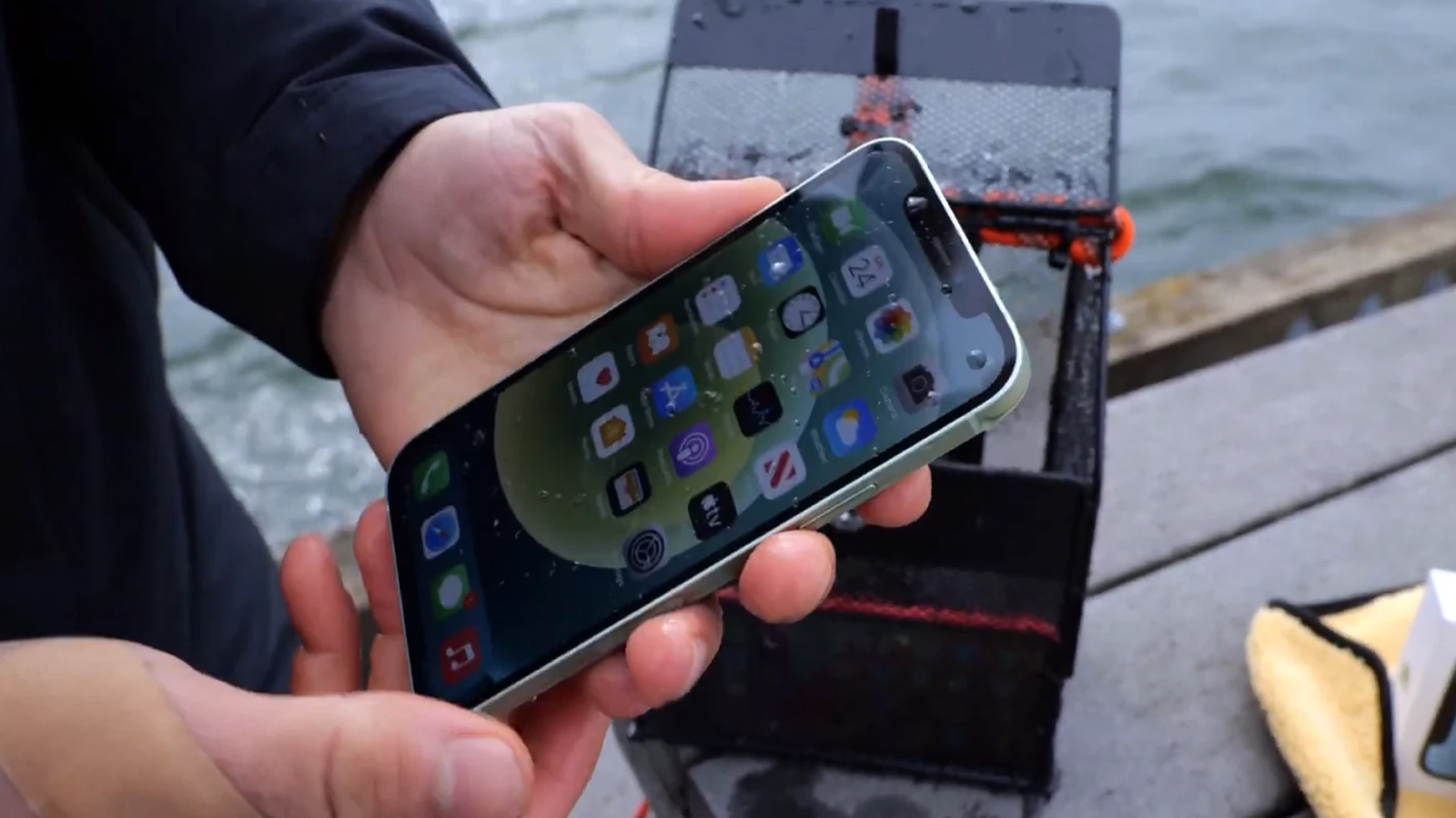 Không như Apple quảng cáo, iPhone 12 có khả năng chống nước tốt hơn nhiều