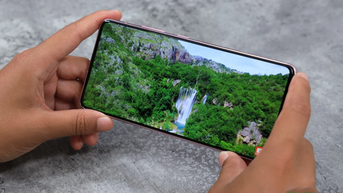 So sánh màn hình google pixel 5G và galaxy A51 5G