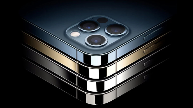 camera iPhone 12 Pro Max vẫn sở hữu 3 ống kính đặt trong một mô-đun hình vuông