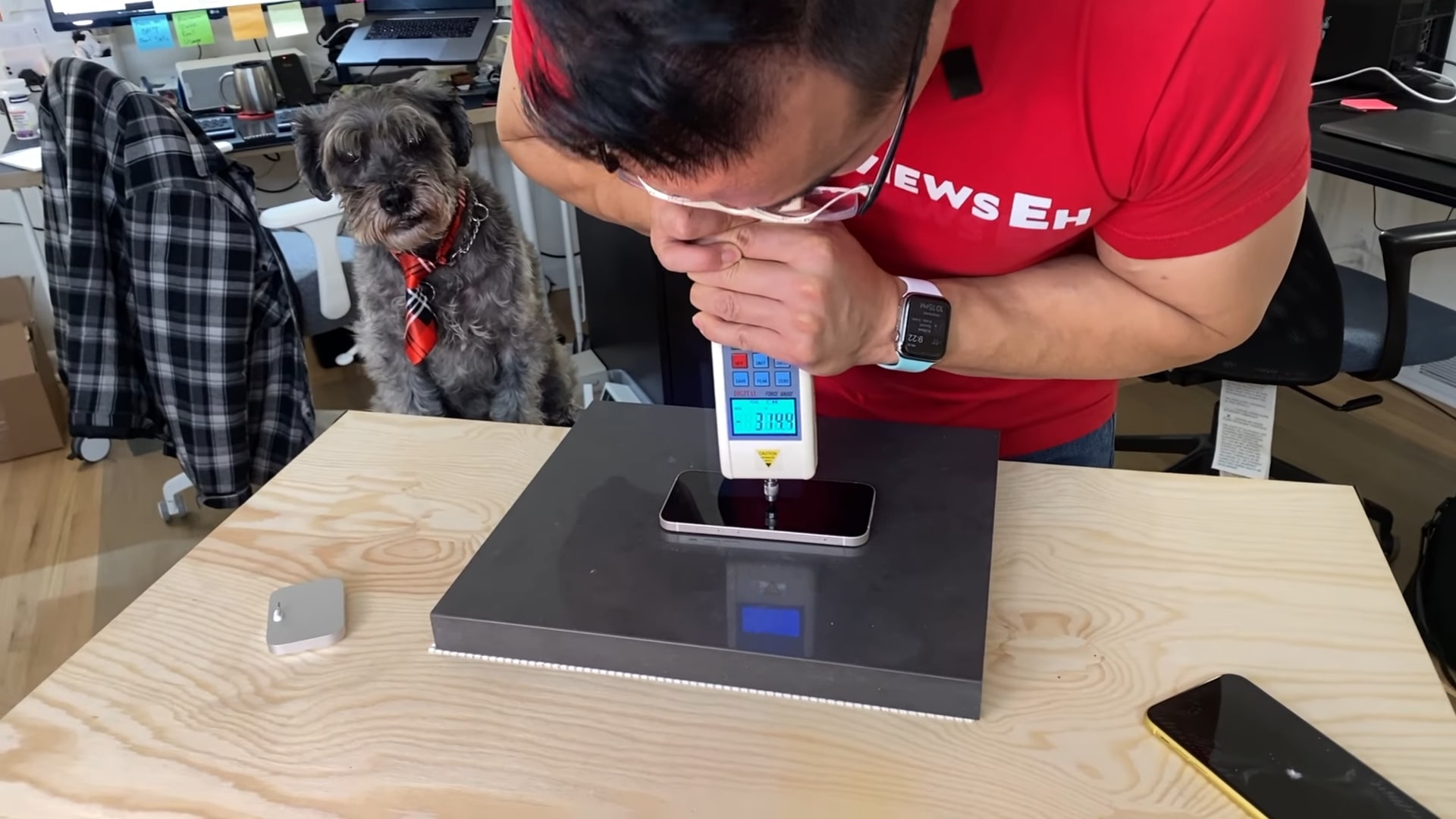 Kính Ceramic Shield trên màn hình iPhone 12 cứng cáp hơn hơn iPhone 11