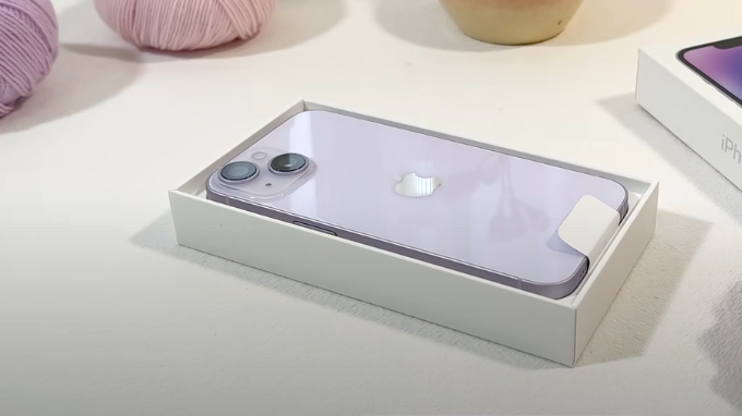 iPhone 14 nhẹ nhàng trong màu tím