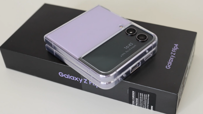 Samsung Galaxy Z Flip 4 nhẹ nhàng