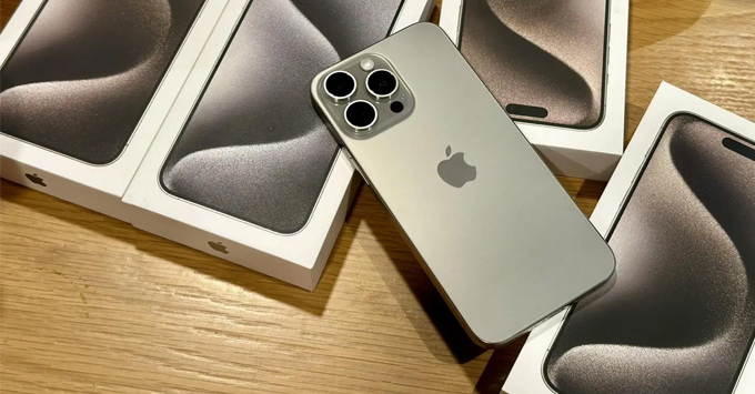 iPhone 15 Pro Max và iPhone 12 Pro Max về thiết kế