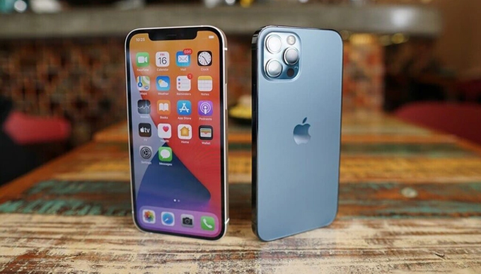 Nên mua iPhone 15 Pro Max hay iPhone 12 Pro Max về màn hình