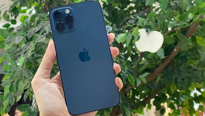 iPhone 15 Pro Max và iPhone 12 Pro Max về trọng lượng