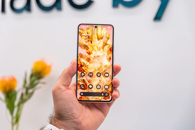 Một trong những nâng cấp đáng chú ý nhất của Google Pixel 8 chính là màn hình