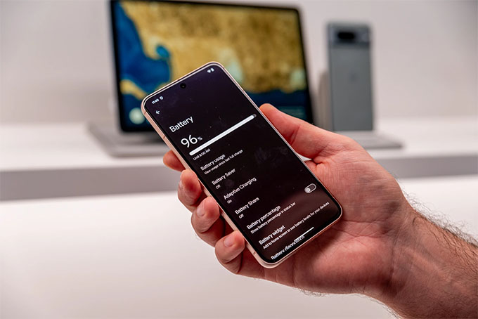 Pin trên Pixel 8 lớn hơn một chút so với thế hệ trước ở mức 4.485 mAh