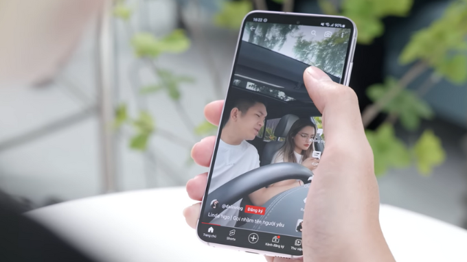 Màn hình Galaxy S23 nhỏ gọn nhưng sắc nét