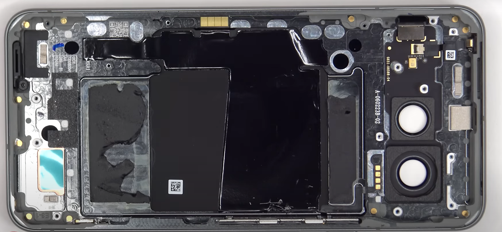 Hình ảnh các bộ phận bên trong của Pixel 8 sau khi được tháo rời.