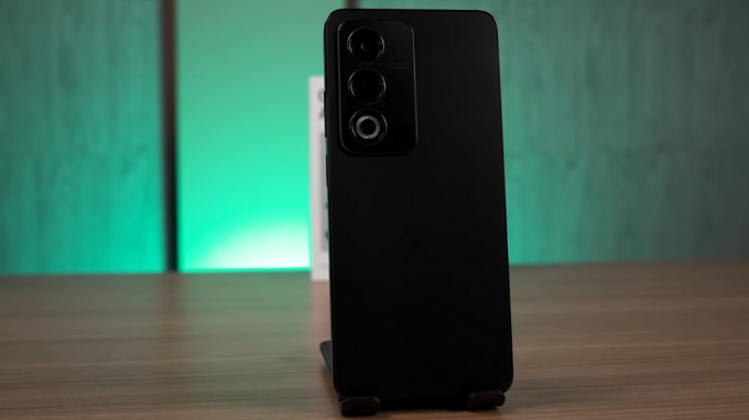 OPPO A3 Pro với lớp kim loại cao cấp