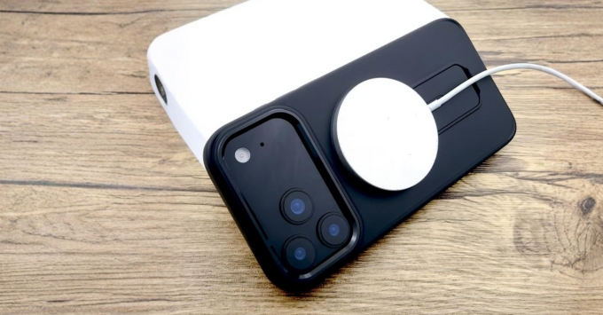 Cách sạc iPhone 17 Pro Max mới bằng sạc không dây MagSafe