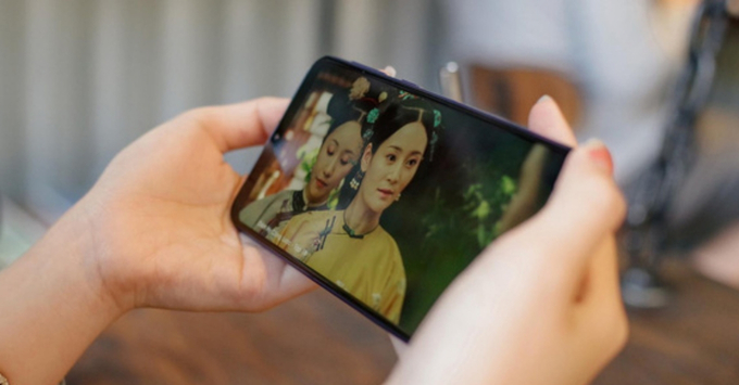 Tại sao bạn nên tải phim về điện thoại để xem offline?