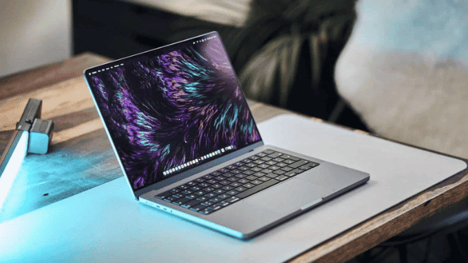 MacBook Pro M4 đồng hành suốt ngày làm việc dài