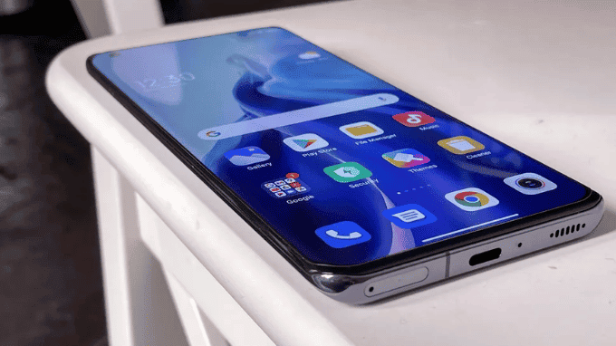 Màn hình cong tạo cảm giác liền lạc và đẳng cấp cho tổng thể thiết kế smartphone