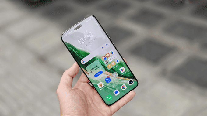 Màn hình OLED LTPO 6.8 inch với tần số quét 1-120Hz