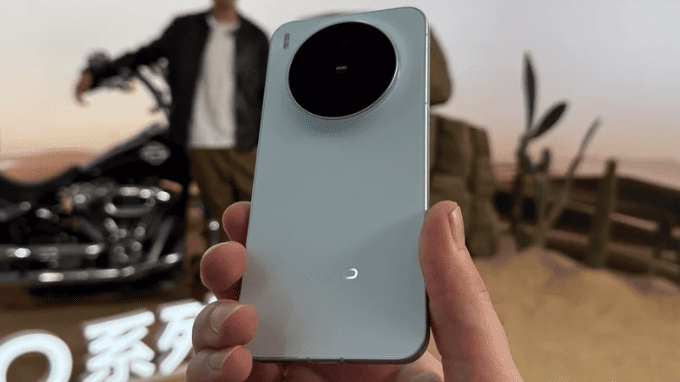 Thiết kế gọn gàng của Vivo X300 với màn hình 6.31 inch