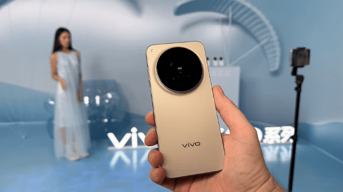 Vivo X300 Pro với màn hình lớn 6.78 inch và thiết kế cao cấp