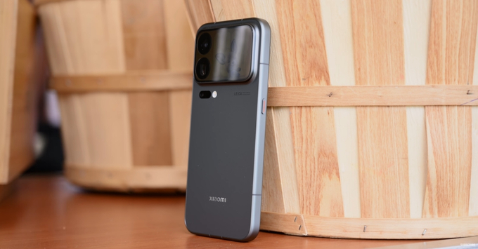 Xiaomi 18 Pro Max với độ hoàn thiện chắc chắn, cảm giác cầm nắm đầm tay cho trải nghiệm game tốt nhất.