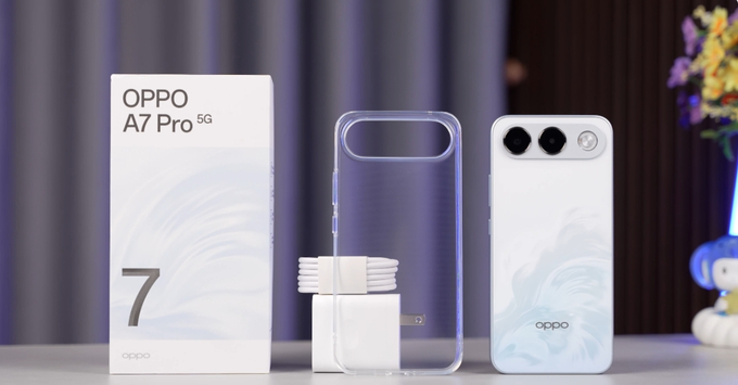 Người dùng trẻ tuổi đang chụp ảnh selfie góc rộng bằng OPPO A7 Pro